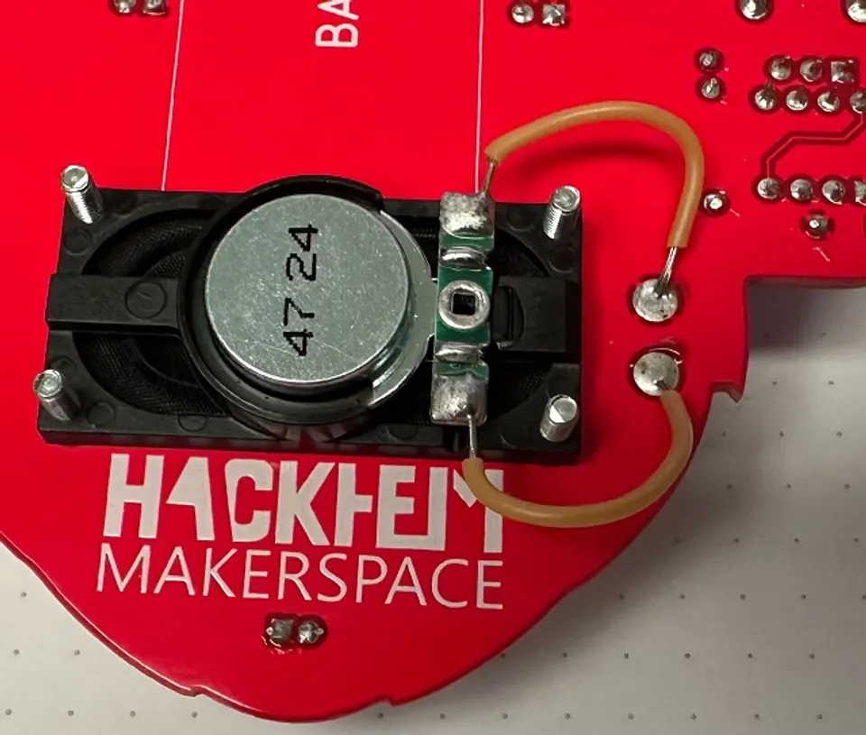 Høyttaler montert og loddet